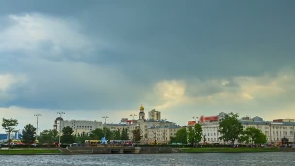 A chuva passa sobre a cidade. Yekaterinburg Rússia. Tempo de Caducidade — Vídeo de Stock