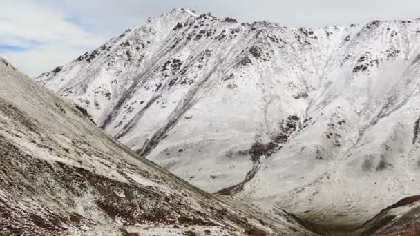 La nieve se derrite en las montañas. Tiempo de caducidad — Vídeos de Stock