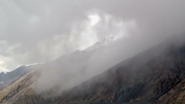 山中的云。kirgystan，中央田山 — 图库视频影像