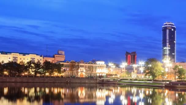 Salida del sol en el paseo marítimo. Ekaterinburg, Rusia. Tiempo de caducidad — Vídeos de Stock