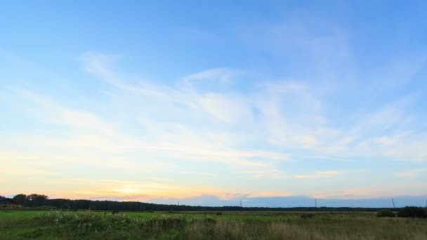 Puesta de sol, luego las estrellas y las nubes. Tiempo de caducidad — Vídeos de Stock