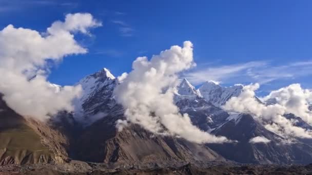 Bulutların üzerinde buzul inylchek. kirgystan, Merkez tien shan — Stok video