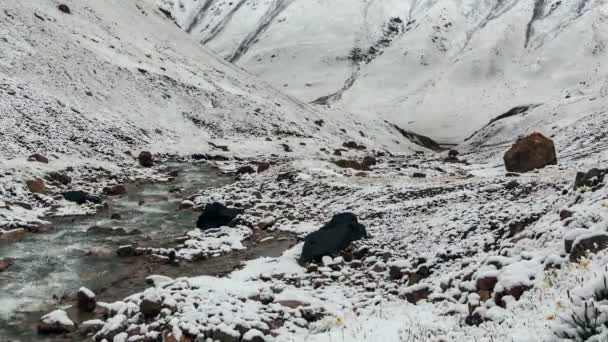 A neve derrete nas montanhas. Tempo de Caducidade — Vídeo de Stock