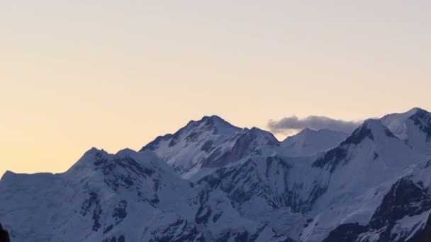 Amanecer en las montañas. Tiempo de caducidad — Vídeos de Stock