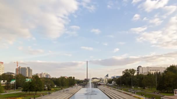 Wielobarwny fontanna na zachód słońca. Yekaterinburg, Federacja Rosyjska. upływ czasu — Wideo stockowe