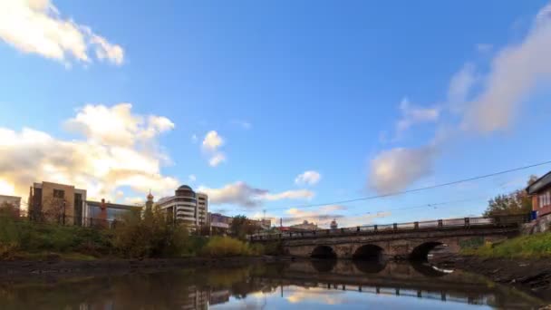 Moln vid solnedgången på bakgrunden bron. tidsinställd — Stockvideo