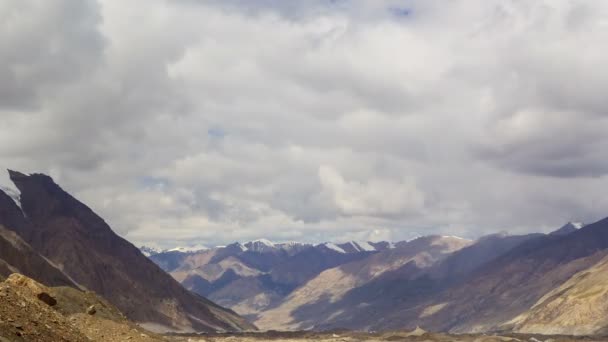 Nubes sobre el glaciar Inylchek. Kirguistán, centro de Tien Shan — Vídeos de Stock