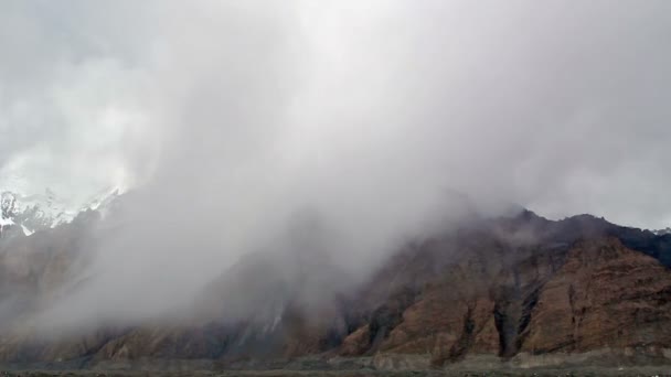 Felhők a hegyekben. Kirgystan, központi Tien-Shan — Stock videók