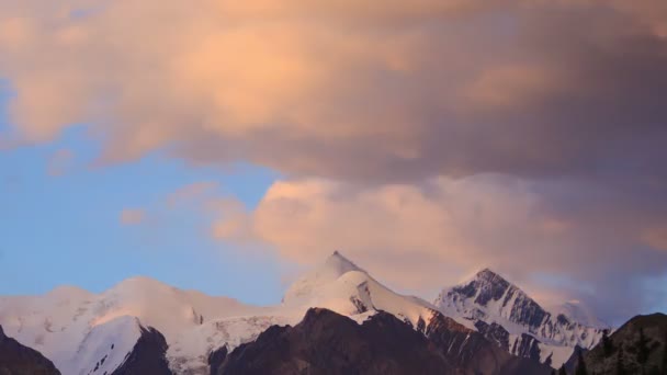 De zon ondergaat, er zijn sterren. tien-shan. time-lapse — Stockvideo