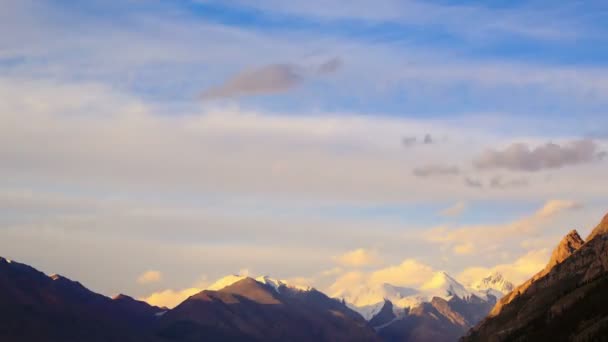 Coucher de soleil dans les montagnes. — Video