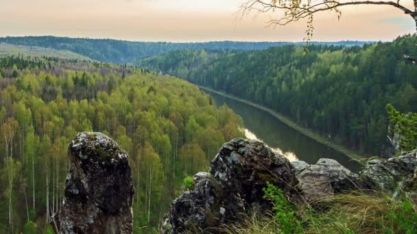 Puesta de sol sobre el río. Tiempo de caducidad — Vídeos de Stock