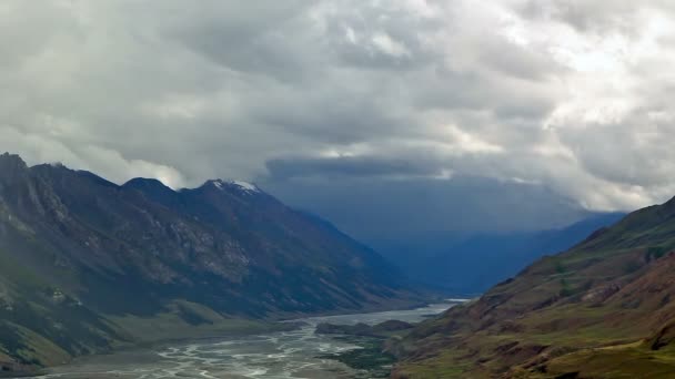 Moln dalen inylchek. kirgystan, centrala tien shan, floden inylchek — Stockvideo