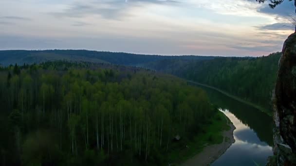 Puesta de sol sobre el río. Tiempo de caducidad — Vídeos de Stock