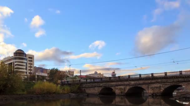 Nubes al atardecer en el puente de fondo. Tiempo de caducidad — Vídeo de stock