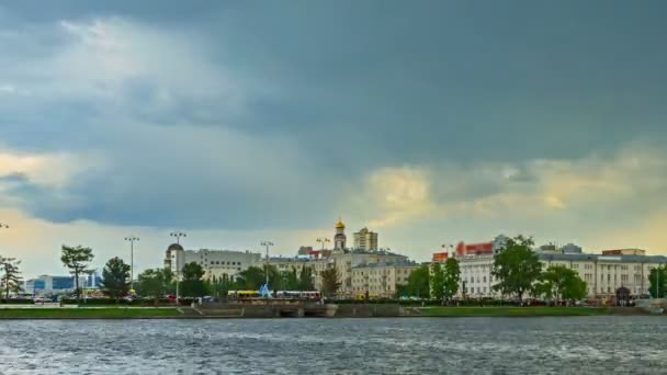 Дощ проходить по місту. Єкатеринбург Росії. Уповільнена зйомка — стокове відео