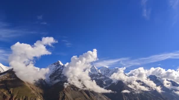 Moln över glaciären inylchek. kirgystan, centrala tien shan — Stockvideo