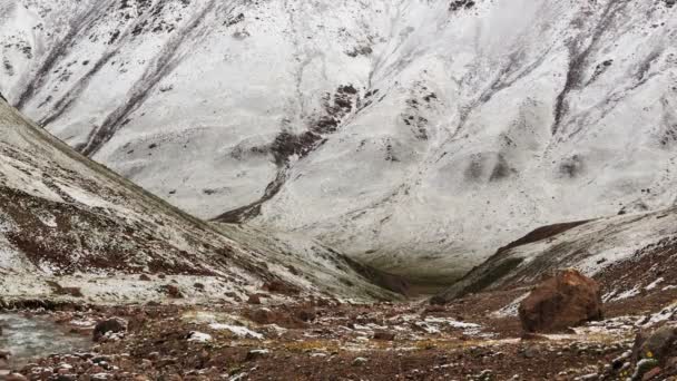 Śnieg topnieje w górach. upływ czasu — Wideo stockowe