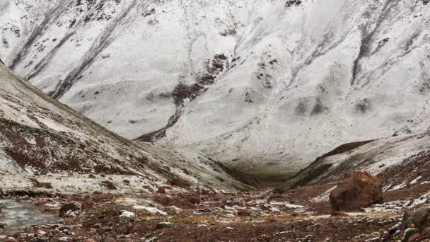 La nieve se derrite en las montañas. Tiempo de caducidad — Vídeos de Stock