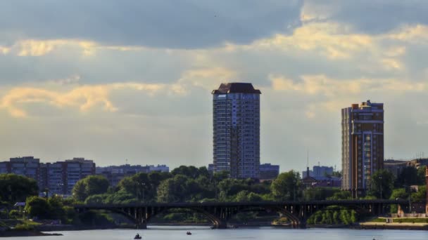 Nuvens sobre a ponte — Vídeo de Stock