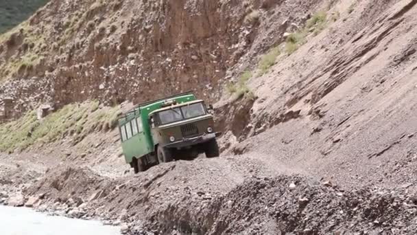 Vozík na nebezpečné horské silnici危険な山岳道路上のトラック — Stock video