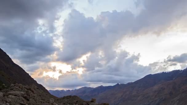 Coucher de soleil dans les montagnes. — Video