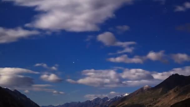 Księżycowa noc w górach. upływ czasu — Wideo stockowe