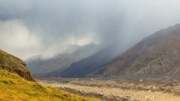 Lluvia en las montañas. Kirguistán, centro de Tien Shan — Vídeos de Stock