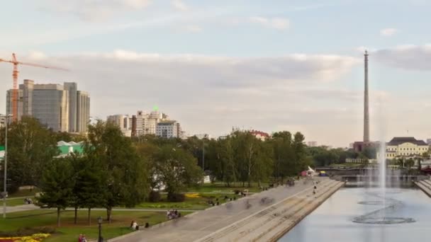 Fontaine multicolore au coucher du soleil. Ekaterinbourg, Russie. Délai imparti — Video