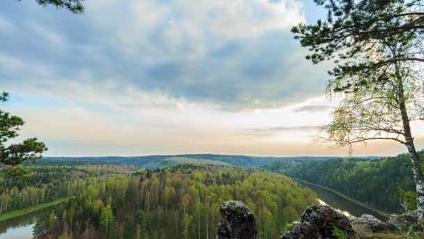 Solnedgång över floden. tidsinställd — Stockvideo