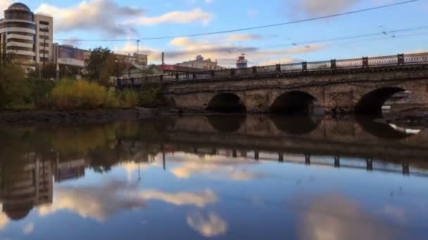 Σύννεφα στο ηλιοβασίλεμα στο φόντο γέφυρα. πάροδο του χρόνου — Αρχείο Βίντεο