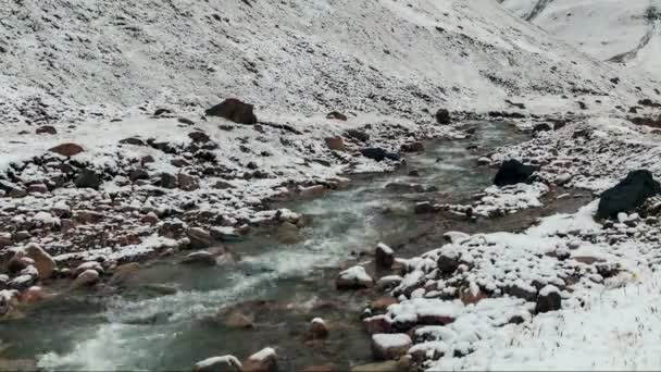 A neve derrete nas montanhas. Tempo de Caducidade — Vídeo de Stock