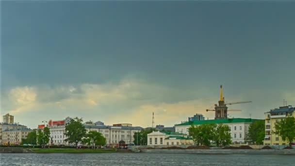 La lluvia pasa sobre la ciudad. Ekaterimburgo Rusia. Tiempo de caducidad — Vídeo de stock