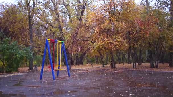 Balançoires dans le parc. Il neige, Ekaterinbourg, Russie — Video