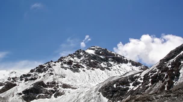 Molnen komma upp bakom bergen. kirgystan — Stockvideo