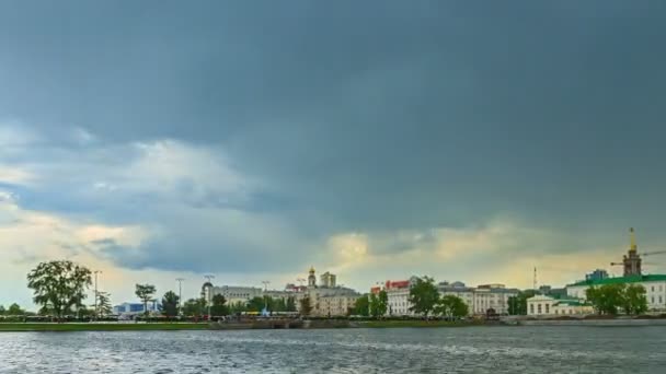 A chuva passa sobre a cidade. Yekaterinburg Rússia. Tempo de Caducidade — Vídeo de Stock