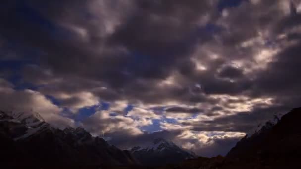 Salida de la luna en la montaña. Tiempo de caducidad — Vídeos de Stock