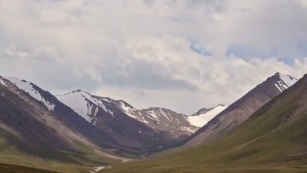 Wolken in de bergen. rivier vallei Gölü — Stockvideo