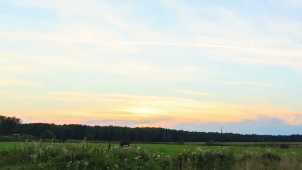 Puesta de sol, luego las estrellas y las nubes. Tiempo de caducidad — Vídeos de Stock