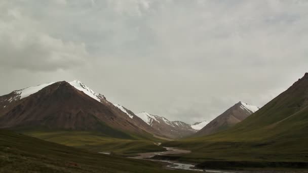 Nubes en las montañas. Kirguistán, centro de Tien Shan — Vídeos de Stock