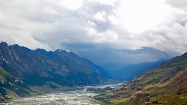 Clouds Valley Inylchek. Kirghizistan, centre de Tien Shan, la rivière Inylchek — Video