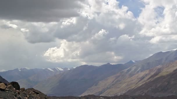 Nubes en las montañas. Kirguistán, centro de Tien Shan — Vídeos de Stock