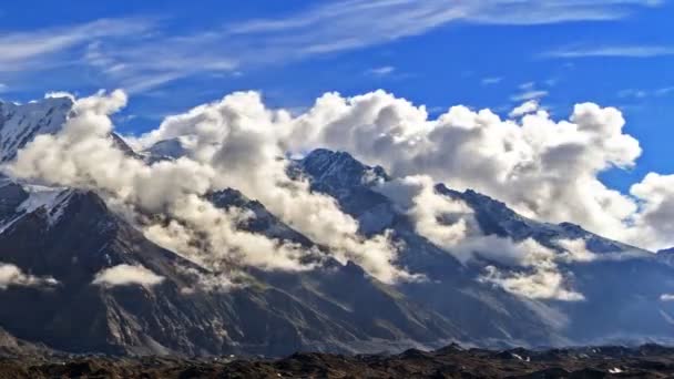 冰川 inylchek 上空的云。kirgystan，中央田山 — 图库视频影像