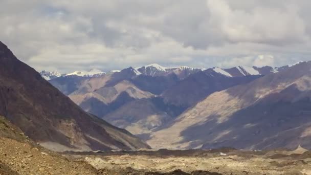 Wolken boven de gletsjer inylchek. kirgystan, centrale tien-shan — Stockvideo