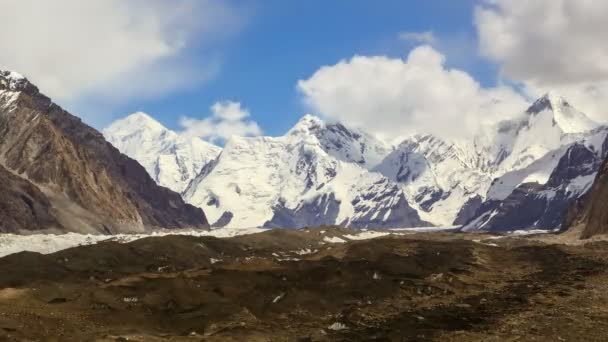 冰川 inylchek 上空的云。kirgystan，中央田山 — 图库视频影像