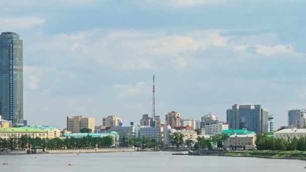 Центральный пруд Екатеринбурга — стоковое видео
