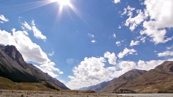 Nubes y sol en las montañas. Kirguistán, centro de Tien Shan — Vídeos de Stock