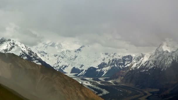 Nubes sobre el glaciar Inylchek. Kirguistán, centro de Tien Shan — Vídeos de Stock