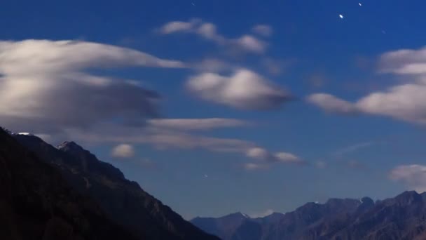 Noche de luna en las montañas. Tiempo de caducidad — Vídeos de Stock