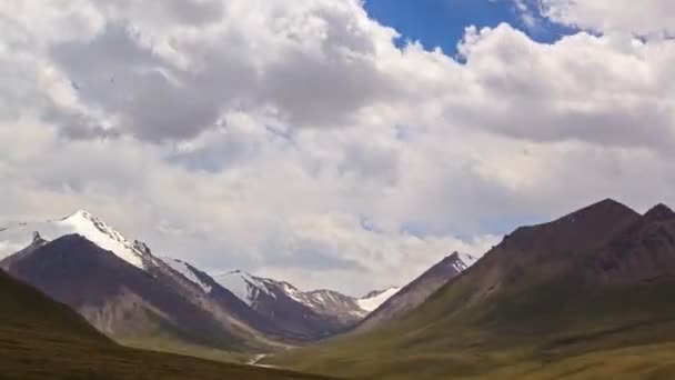 Nubes en las montañas. Río Valle Tuz — Vídeos de Stock