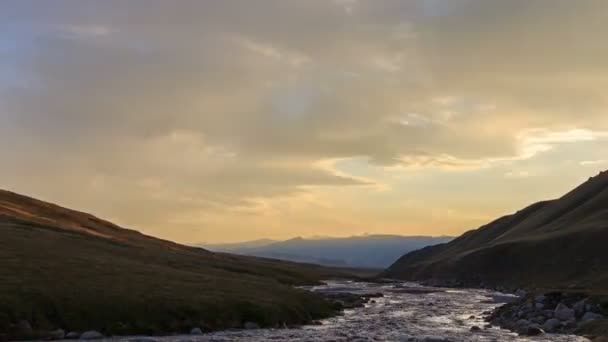 Ηλιοβασίλεμα στα βουνά. tuz κοιλάδα του ποταμού — Αρχείο Βίντεο